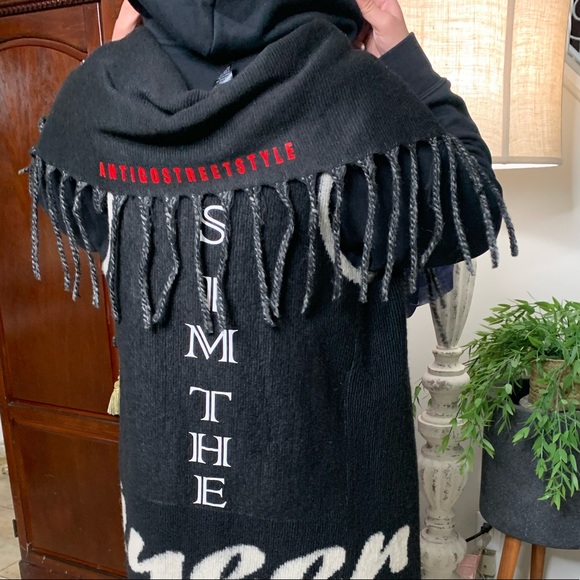 Street style Shawl - Picture 2 of 5